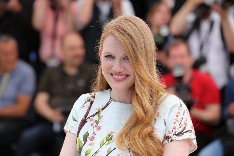 Cobertura de revista Mireille Enos