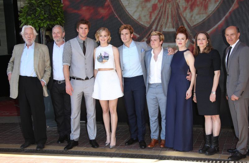 Los juegos del hambre: Sinsajo - Parte 1 : Cobertura de revista Josh Hutcherson, Julianne Moore, Jennifer Lawrence, Liam Hemsworth, Sam Claflin, Donald Sutherland