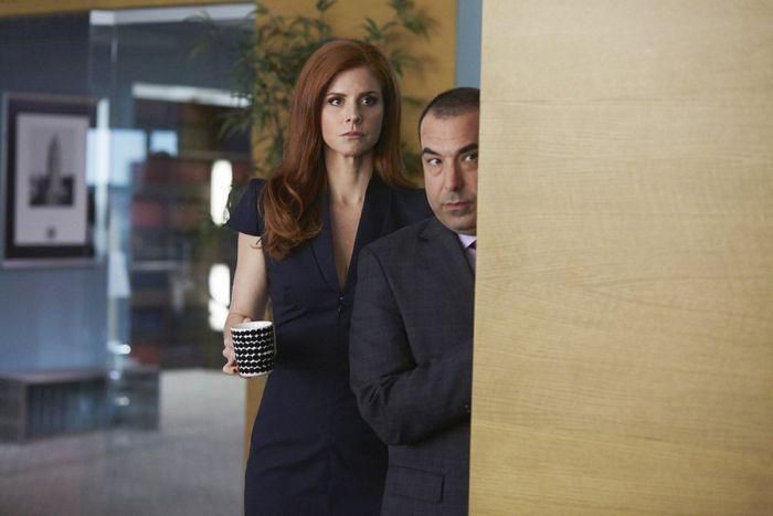 Suits : Foto Sarah Rafferty, Rick Hoffman