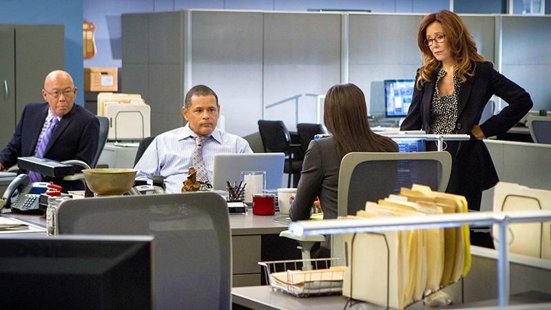 Foto Mary McDonnell, Raymond Cruz