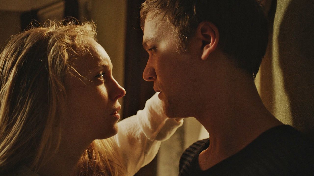 Whispers Behind the Wall : Foto