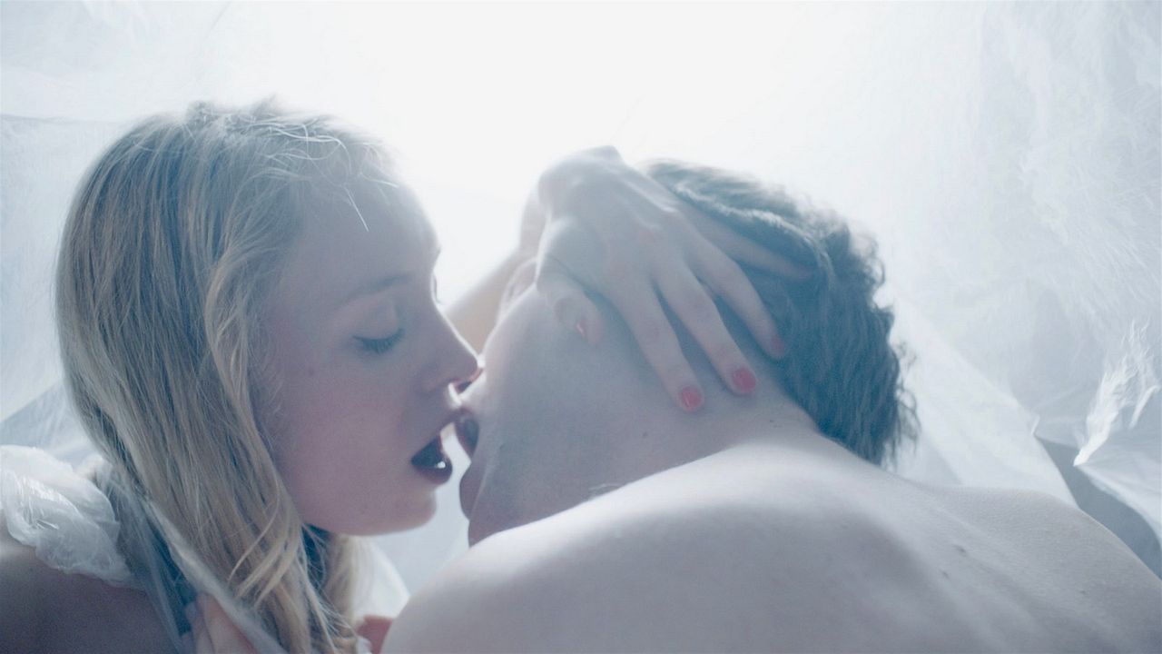 Whispers Behind the Wall : Foto