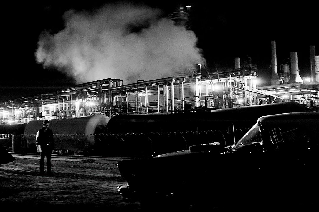 Una chica regresa sola a casa de noche : Foto