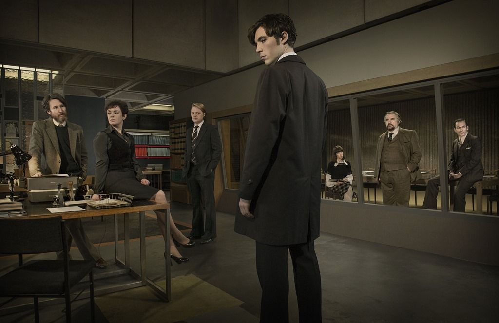 Foto Tom Hughes, Jonathan Aris, Shaun Dooley, Chloe Pirrie, Brian Cox, Victoria Hamilton