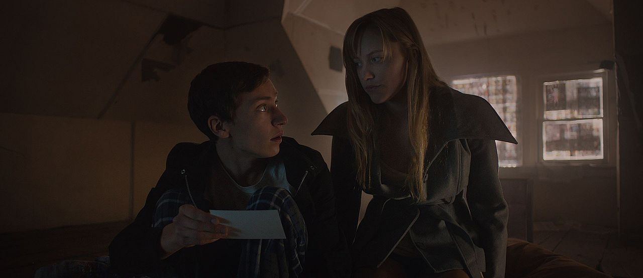 Foto Keir Gilchrist, Maika Monroe