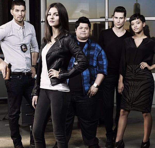 Foto Victoria Justice, Harvey Guillen, Kiersey Clemons