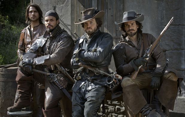 Foto Tom Burke, Santiago Cabrera, Luke Pasqualino