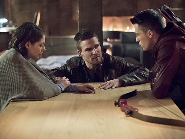 Arrow : Foto Stephen Amell, Willa Holland, Colton Haynes
