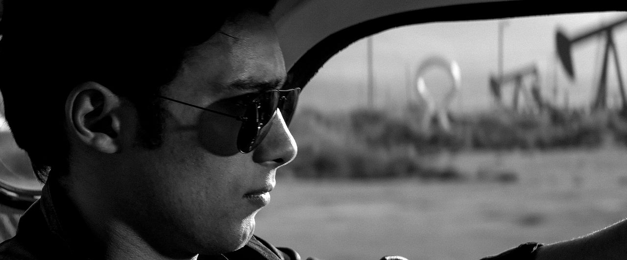 Una chica regresa sola a casa de noche : Foto