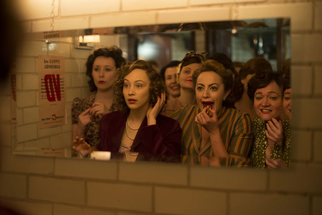 Noche real : Foto Sarah Gadon