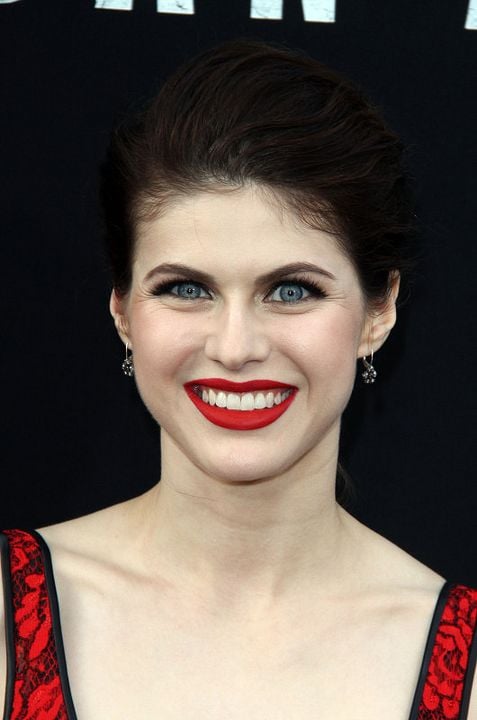 Terremoto: La falla de San Andrés : Cobertura de revista Alexandra Daddario