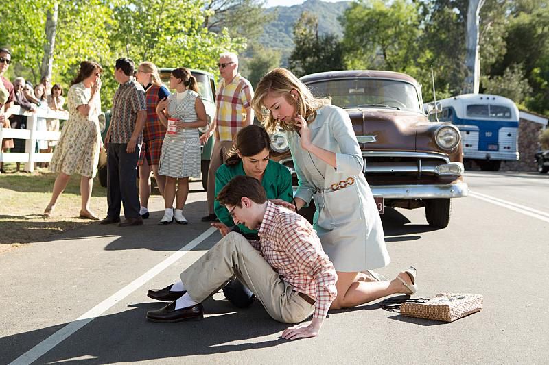 Foto Lizzy Caplan, Noah Robbins