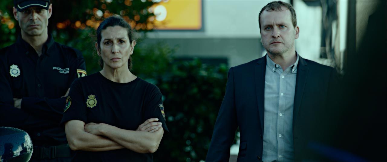 El desconocido : Foto Fernando Cayo, Elvira Minguez