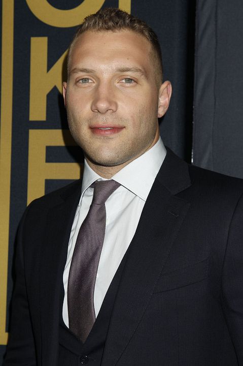 Cobertura de revista Jai Courtney