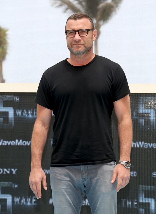 La quinta ola : Cobertura de revista Liev Schreiber