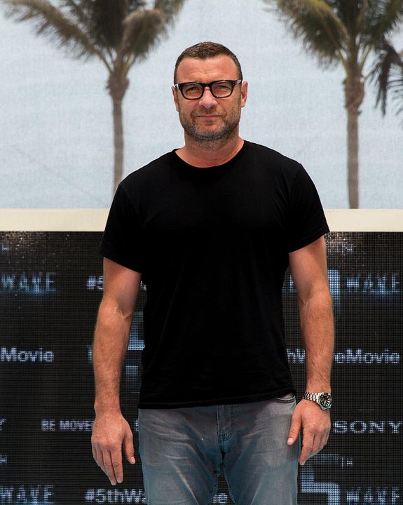 La quinta ola : Cobertura de revista Liev Schreiber