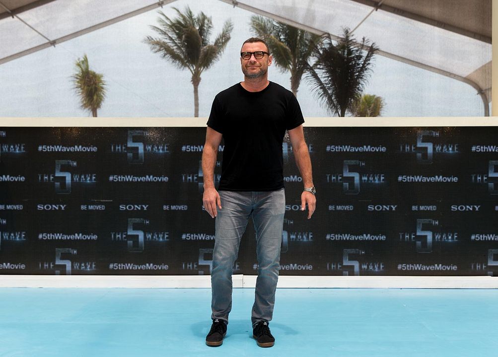 La quinta ola : Cobertura de revista Liev Schreiber