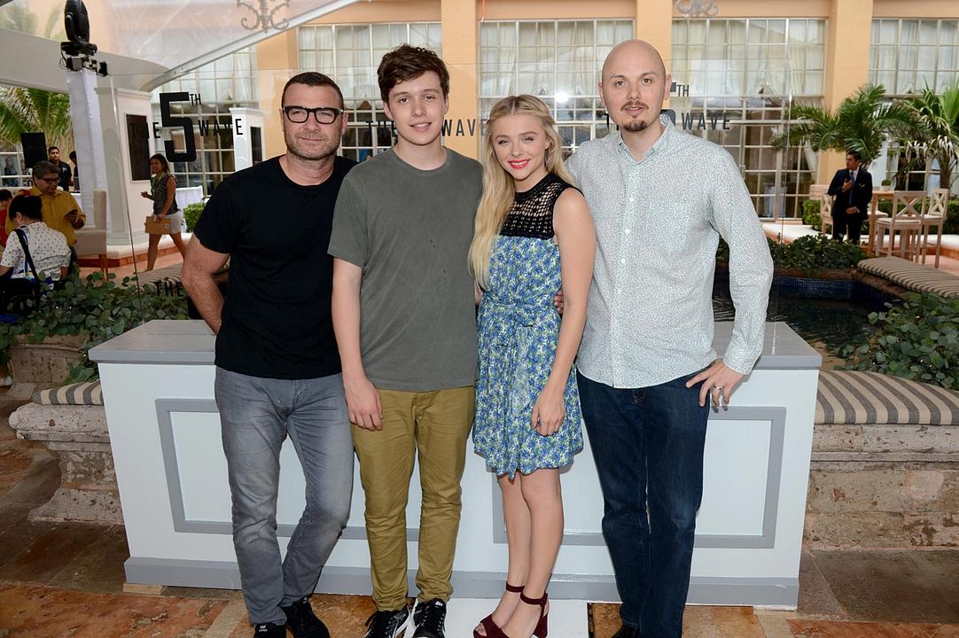 La quinta ola : Cobertura de revista J Blakeson, Chloë Grace Moretz, Nick Robinson, Liev Schreiber