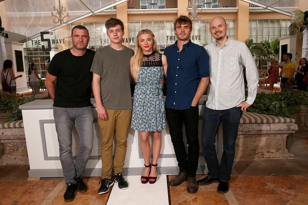 La quinta ola : Cobertura de revista J Blakeson, Chloë Grace Moretz, Nick Robinson, Liev Schreiber