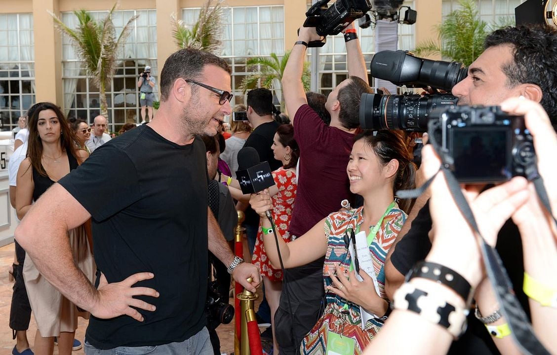 La quinta ola : Cobertura de revista Liev Schreiber