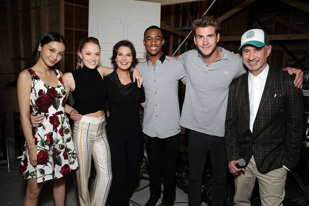 Día de la Independencia: Contraataque : Cobertura de revista Roland Emmerich, Liam Hemsworth, Jessie T. Usher, Maika Monroe