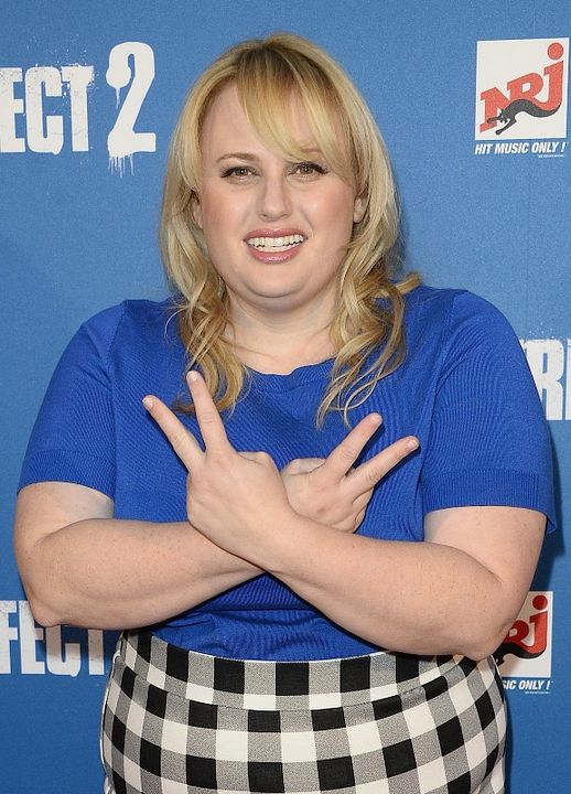 Dando la nota: Aún más alto : Cobertura de revista Rebel Wilson