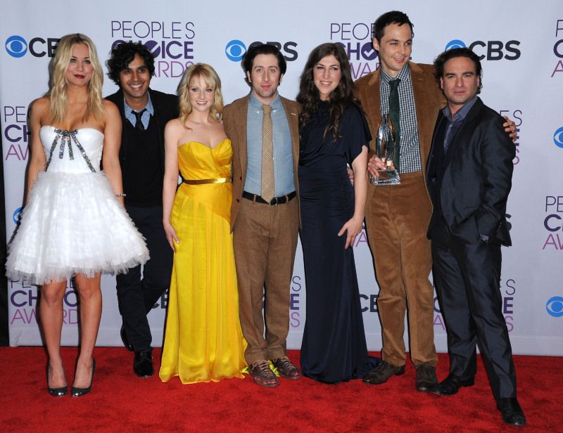 Cobertura de revista Simon Helberg, Mayim Bialik, Kaley Cuoco, Jim Parsons, Kunal Nayyar, Melissa Rauch, Johnny Galecki