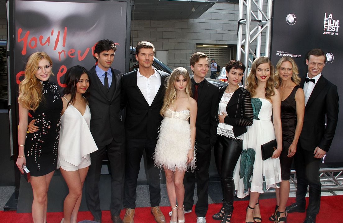 Cobertura de revista Bex Taylor-Klaus, Bella Thorne, Brianne Tju, Carlson Young, Willa Fitzgerald