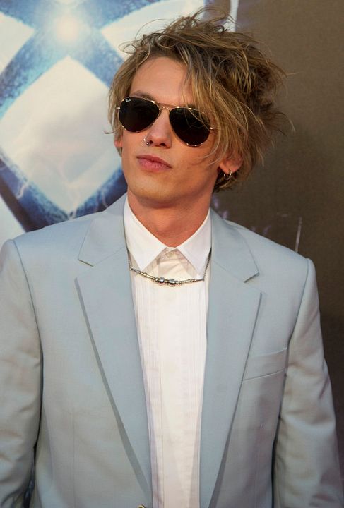 Cobertura de revista Jamie Campbell Bower