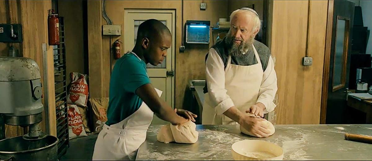 Dough : Foto Ian Hart, Jonathan Pryce