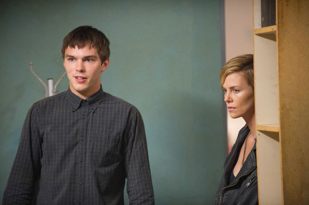 Lugares oscuros : Foto Nicholas Hoult, Charlize Theron