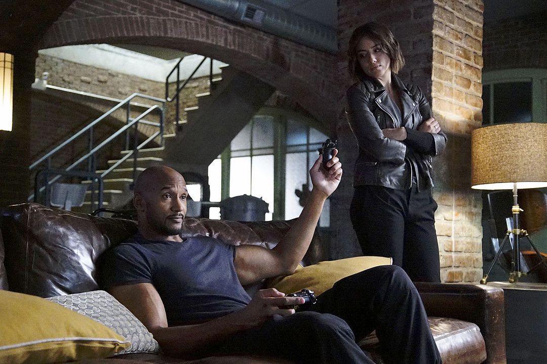 Agentes de S.H.I.E.L.D. : Foto Chloe Bennet, Henry Simmons