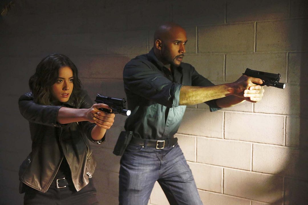 Agentes de S.H.I.E.L.D. : Foto Henry Simmons, Chloe Bennet