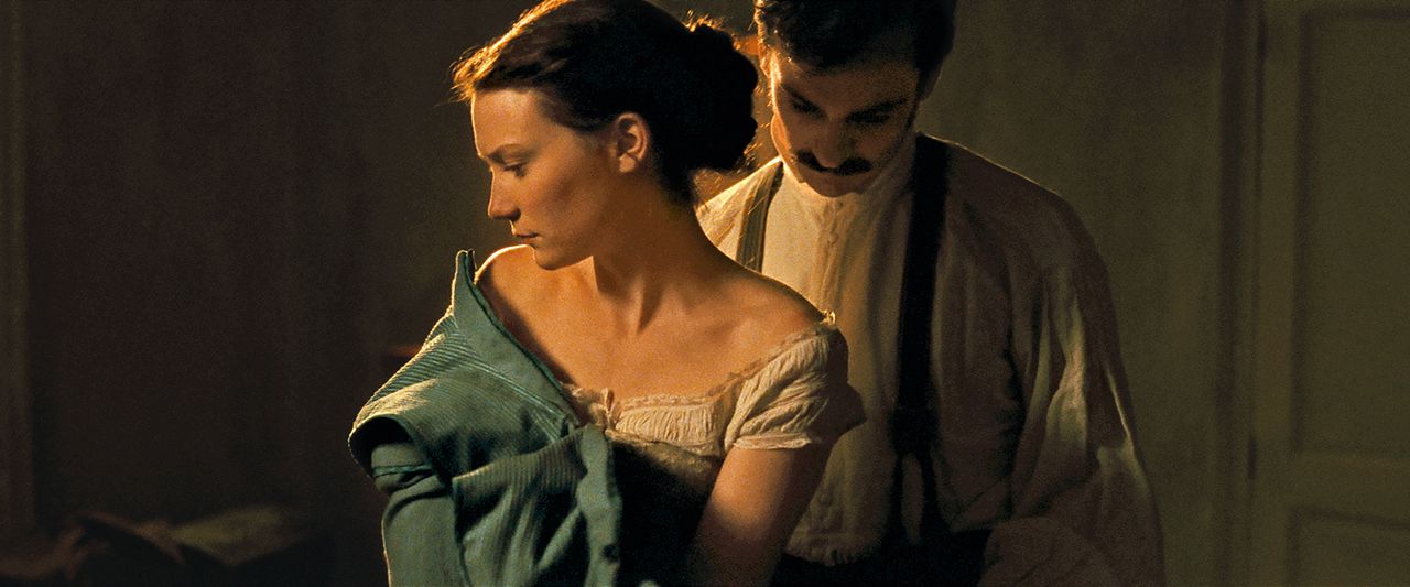 Foto Mia Wasikowska, Henry Lloyd-Hughes