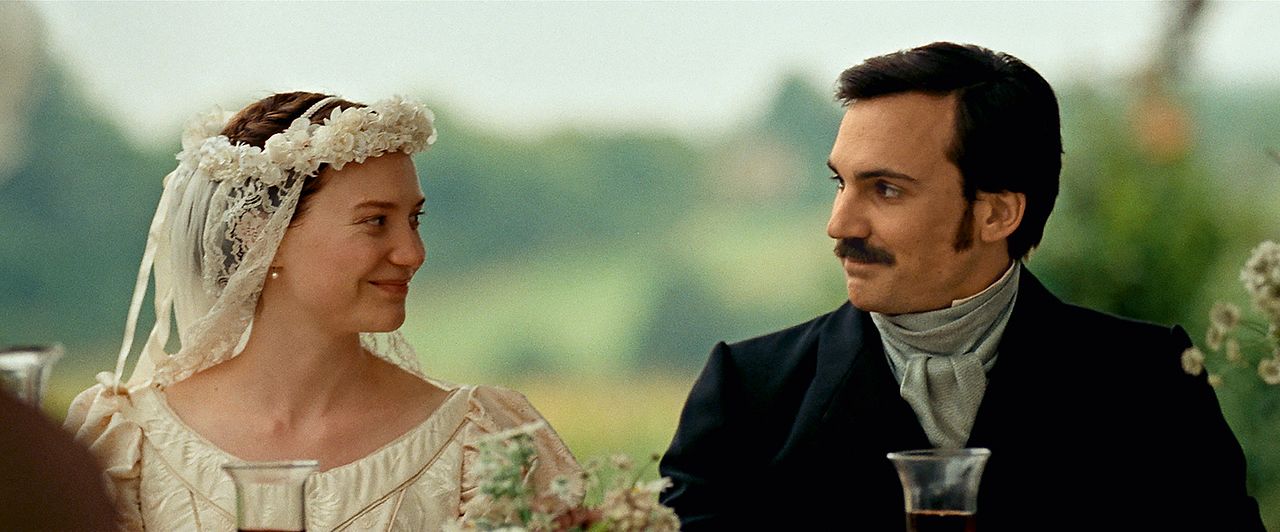 Foto Mia Wasikowska, Henry Lloyd-Hughes