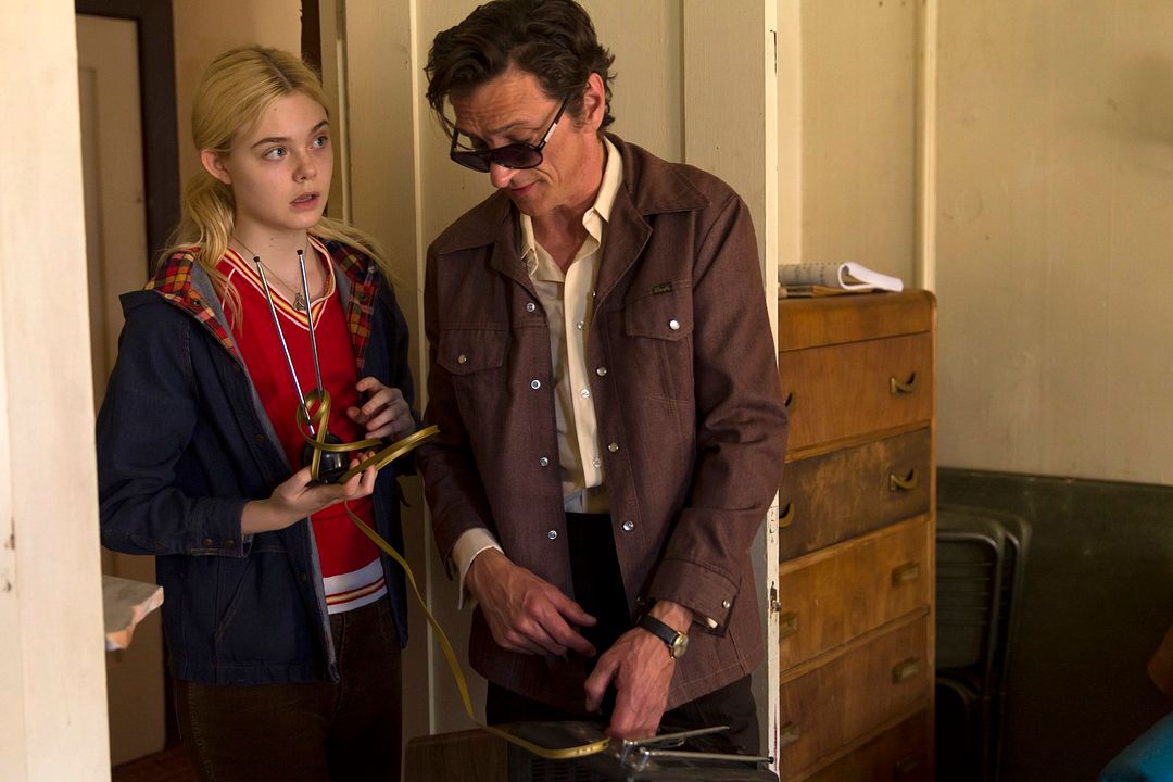 Foto Elle Fanning, John Hawkes