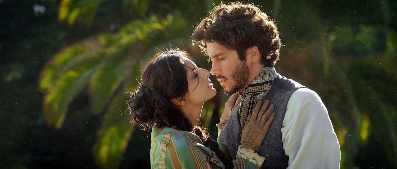 Tierra de sangre : Foto Aislinn Derbez