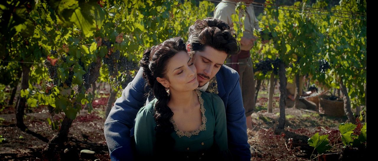 Tierra de sangre : Foto Aislinn Derbez