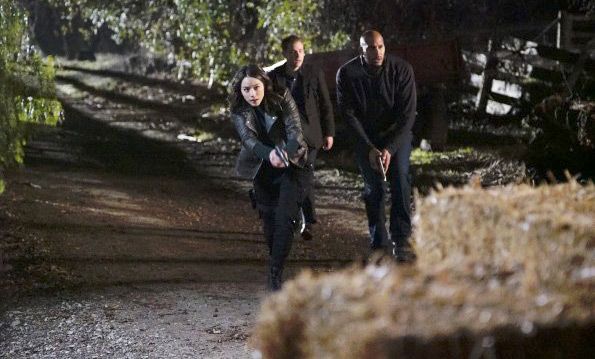 Agentes de S.H.I.E.L.D. : Póster Iain De Caestecker, Henry Simmons, Chloe Bennet