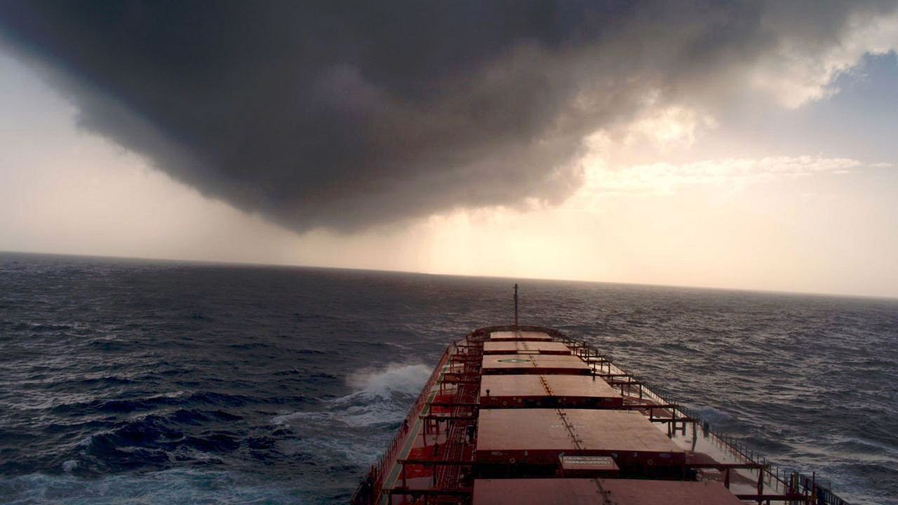 Dead Slow Ahead : Foto