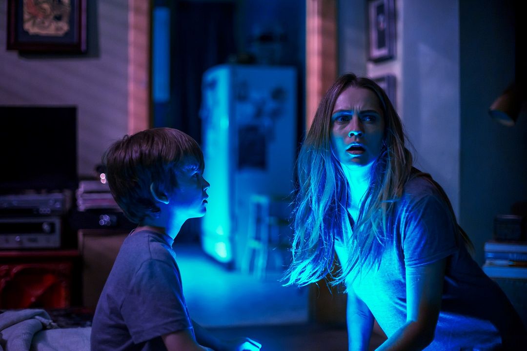 Cuando las luces se apagan : Foto Teresa Palmer, Gabriel Bateman