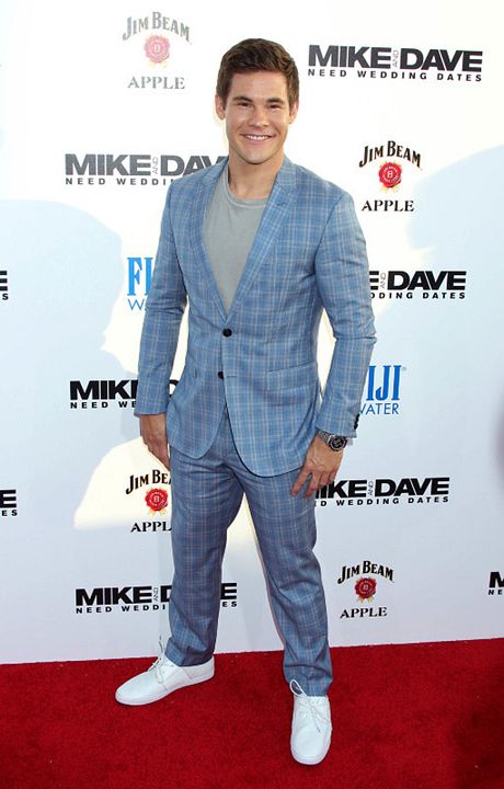 Mike y Dave: Los busca novias : Cobertura de revista Adam Devine