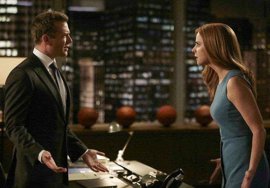 Suits : Foto Sarah Rafferty, Gabriel Macht