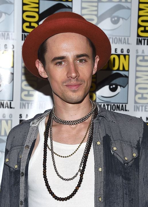 Póster Reeve Carney