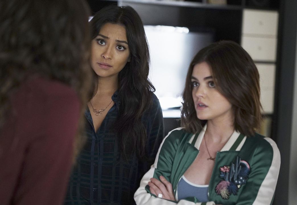 Pretty Little Liars : Foto Lucy Hale, Shay Mitchell