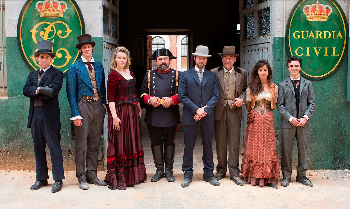 Cobertura de revista Paco Tous, Edu Soto, Carolina Bang