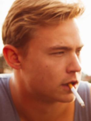 Póster Dennis Mojen