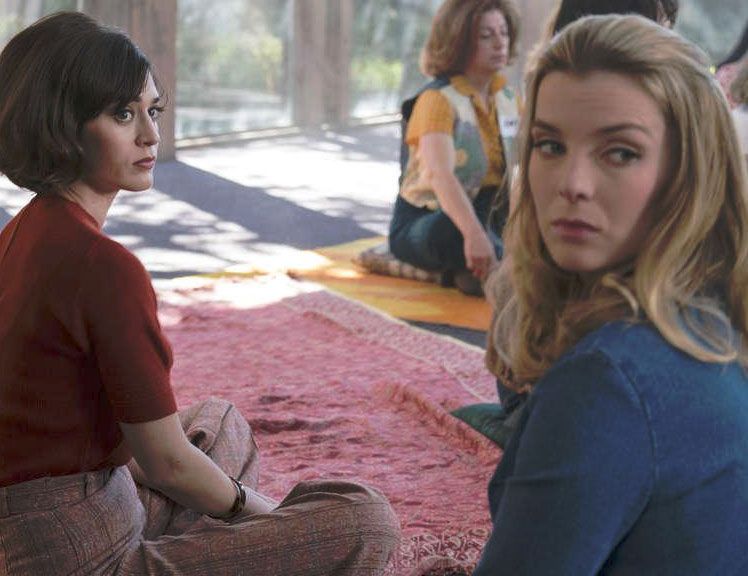 Foto Betty Gilpin, Lizzy Caplan