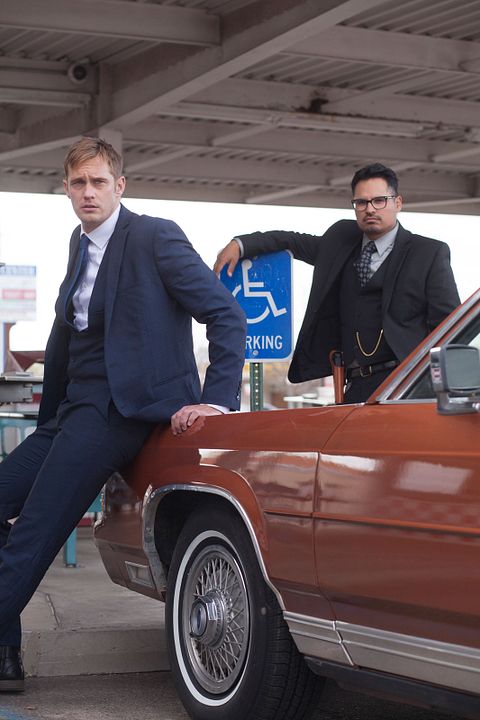 Foto Alexander Skarsgård, Michael Peña