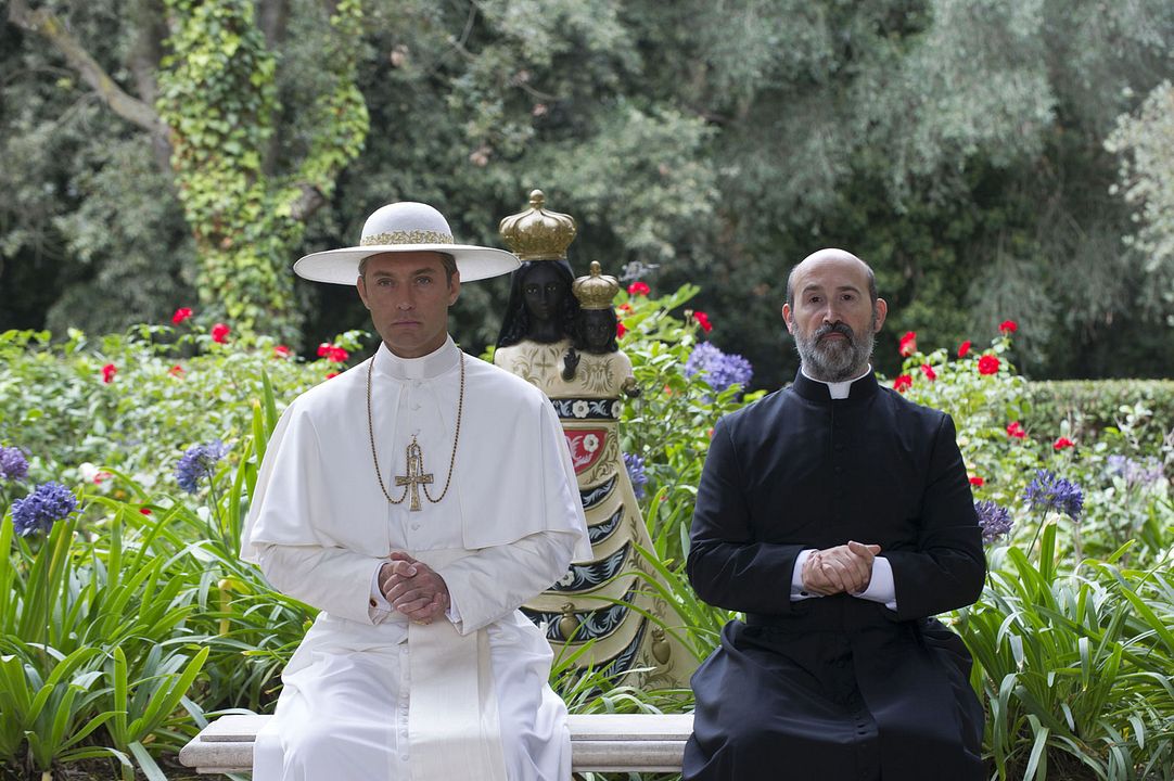 The Young Pope : Foto Jude Law, Javier Cámara